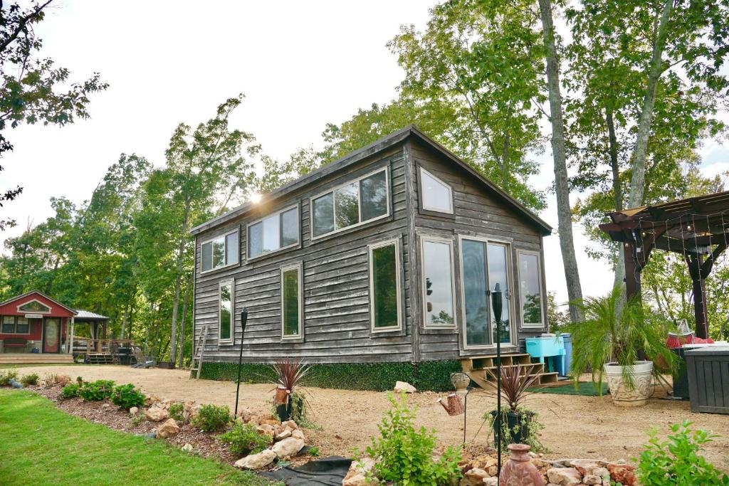 The Geminia dreamy, waterfront tiny cabin in Rogersville, Alabama